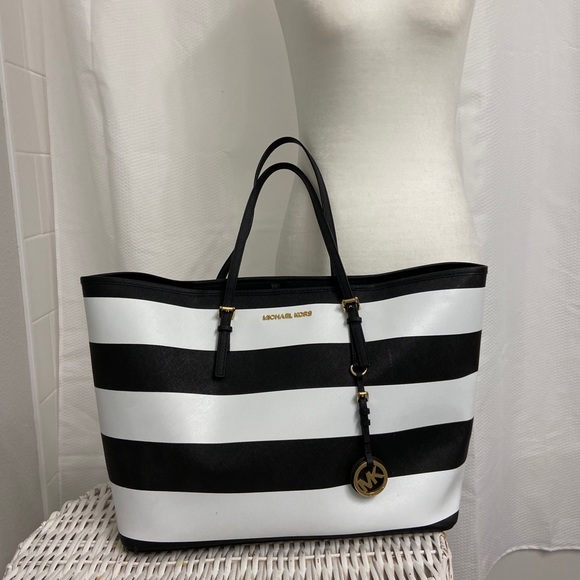 Michael Kors Jet Set Tote - Picture 2 of 5